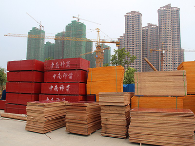 建筑模板到达工地