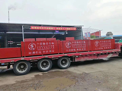 竹胶板装车发货中