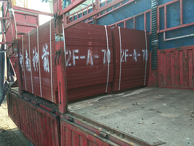 竹胶板装车发货中
