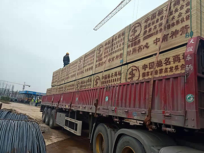  建筑模板到达工地上