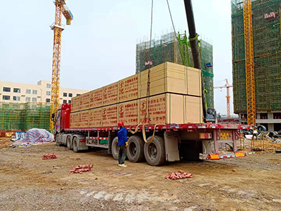 建筑模板到达工地上