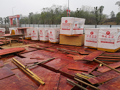 建筑模板到达工地上