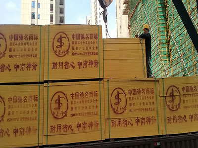 建筑模板到达工地