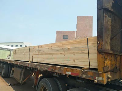 建筑木方装车中